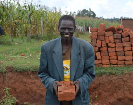 Kenyan brick-maker has sight restored 