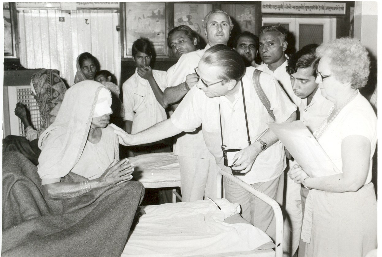 Photo of Art Jenkyns talking to a senior women who went through an eye surgery.
